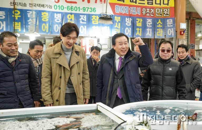 박홍률 목포시장, 연말 민생행보 전통시장 방문“밀착