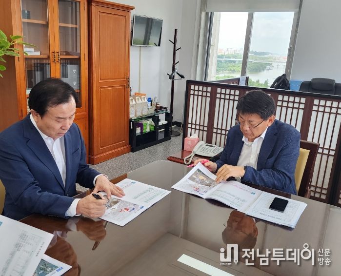 박홍률 목포시장이 서삼석 국회예결위원장을 만나 현안사업에 대한 국비지원을 건의했다.
