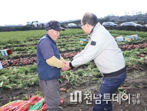 강병삼 제주시장, 당근 수확지 및 구좌농협 유통센터 방문