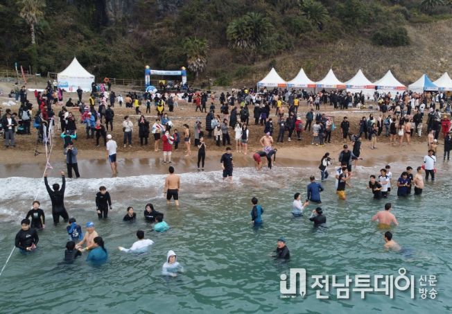 제25회 서귀포 겨울바다 국제펭귄수영대회