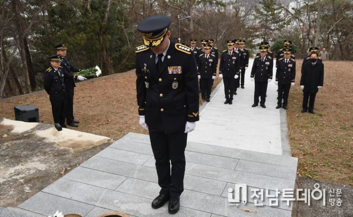 완도해경, 2024년 갑진년 새해 시무식 이어 충혼탑 참배 가져