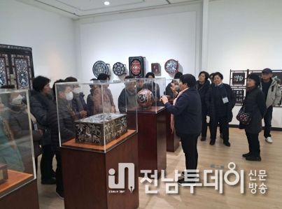 목포시가 2월 말까지 진행 중인 나전칠기 전시에 관람객이 몰리고 있다.