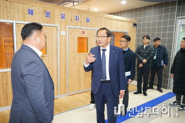 제주장애인스포츠센터 운영 현황 점검하는 강병삼 제주시장