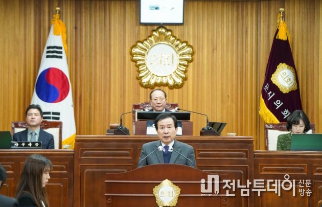 박홍률 목포시장이 2024년 첫 목포시의회 임시회에서 시정 업무보고를 하고 있다. / 목포시 제공