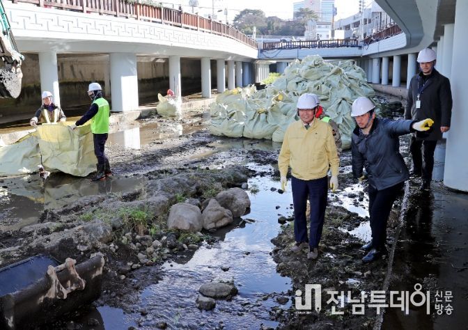 산지천 복개구조물 준설공사 현장 점검하는 강병삼 제주시장