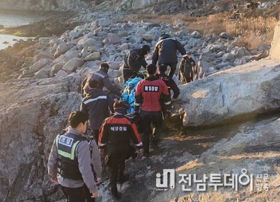 완도해경 해안가 절벽에서 미귀가자 발견, 가족의 품으로..