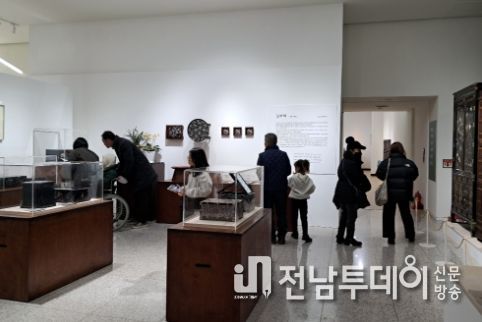 목포자연사박물관에서 진행중인 나전칠기특별전에 많은 관람객이 다녀갔다.
