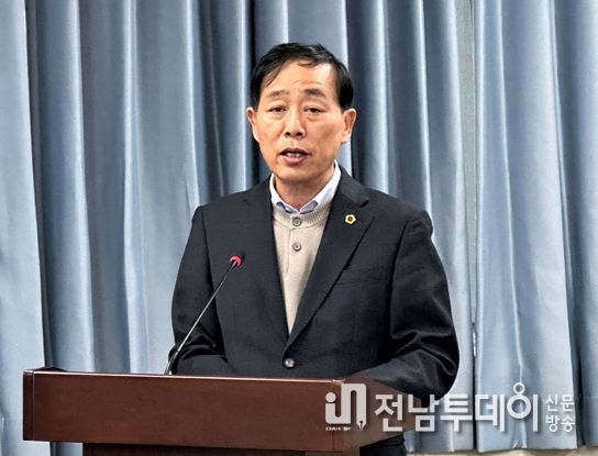24일 전라남도의회 제377회 임시회 제2차 보건복지환경위원회 회의에서 서대현 의원이 조례 제안 설명하고 있다.