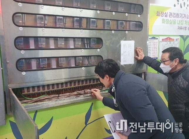 목포시가 설을 앞두고 전통시장의 안전을 위해 특별 안전점검에 나섰다. / 목포시 제공
