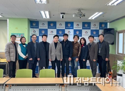 김대중 교육감이 29일(월) 오후 전교조전남지부를 방문해 노조 간부들과 기념촬영을 하고 있다.