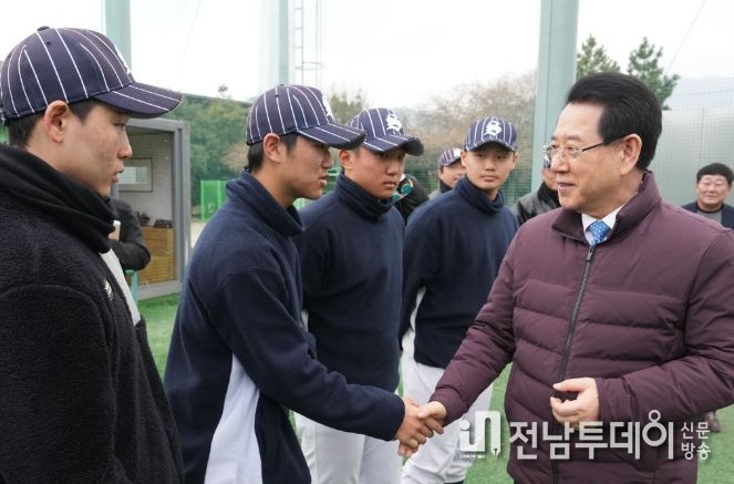 김영록 전라남도지사가 2일 오후 보성군 회천생태공원 야구장을 방문, 2024년 동계 전지훈련을 하고 있는 의정부 상우고등학교 야구 선수단을 격려하고 있다.
