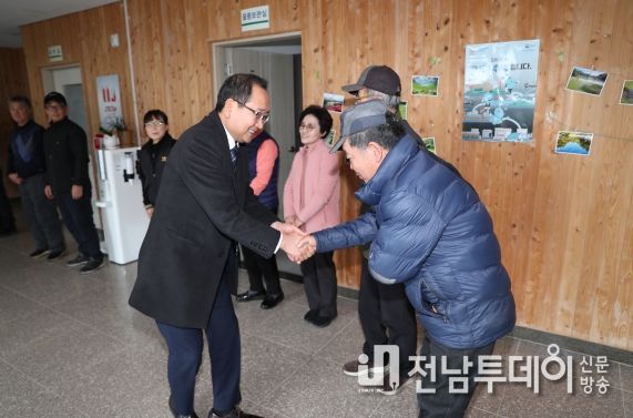 강병삼 제주시장, 설 맞아 현업부서 방문 직원 격려