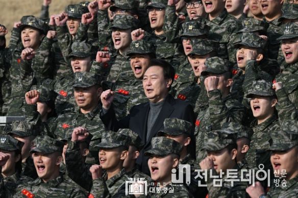 2월 10일 윤석열 대통령은 설을 맞아 해병 청룡부대(2사단)를 찾아 장병들을 격려했다.