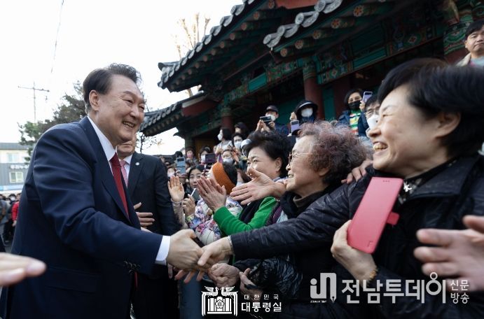 2월 13일 윤석열 대통령은 부산 지역의 민심을 청취하기 위해 부산의 대표 전통시장인 동래시장을 찾았다.
