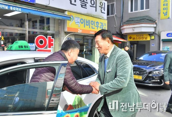 김한종 장성군수가 택시 종사자들과 덕담을 나누고 있다