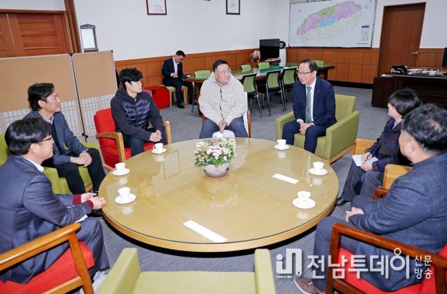 강병삼 제주시장, 세계수영선수권 은메달리스트 이호준 선수 격려