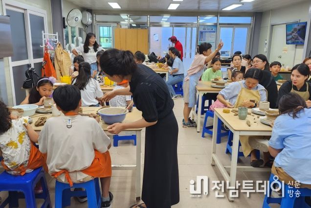 목포생활도자박물관에서 진행중인 도자기 체험프로그램에 참여하고 있는 모습
