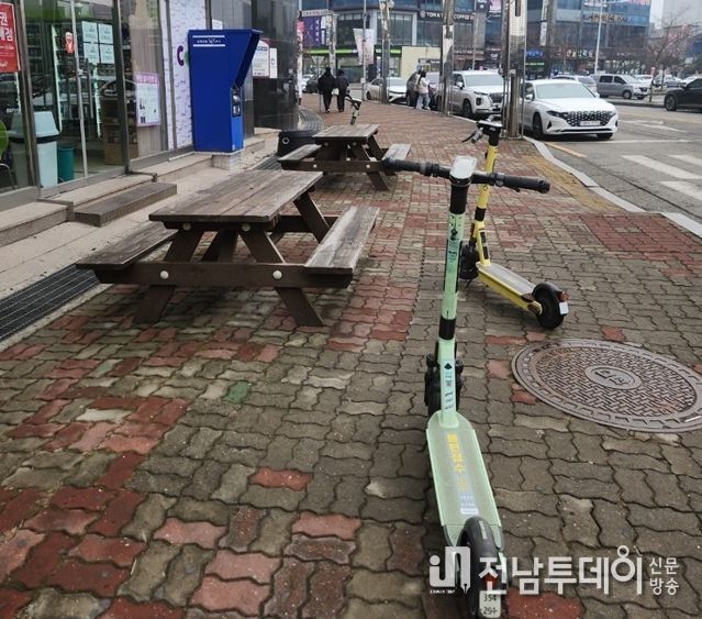 인도에 무단 방치된 공유킥보드로 인해 시민들이 불편을 겪고 있다.