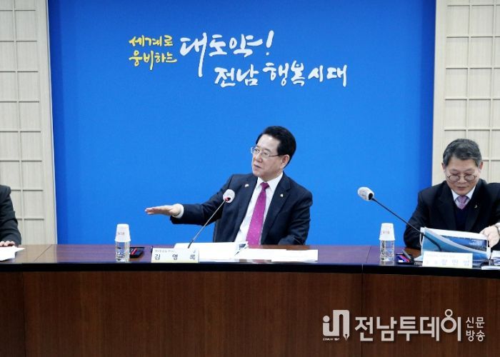 김영록 전라남도지사가 8일 도청 정약용실에서 제18회 전국장애학생체전 개회식 연출계획 보고회를 주재하고 있다.