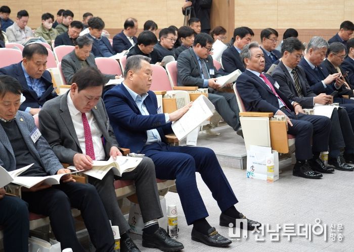 2024년 전반기 지방체육회 순회간담회에서 이기흥 대한체육회장과 전갑수 회장 등 관계자들이 지방 체육 현안 업무보고를 듣고 있다.