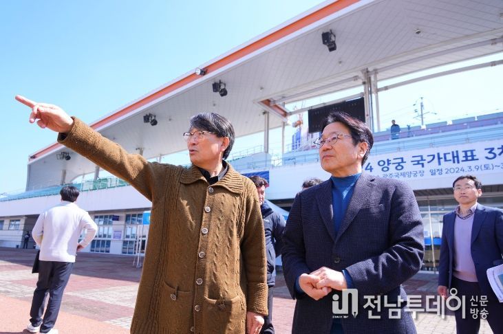 강기정 광주광역시장이 13일 오후 남구 광주국제양궁장에서 열린 '제33회 정책소풍'에 참석해 간담회에 앞서 시설을 둘러보고 있다./광주광역시 제공