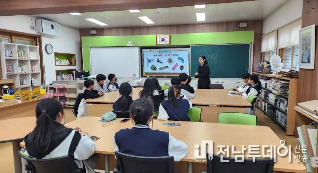 강진군 작천·병영중학교 교육프로그램 진행 모습.