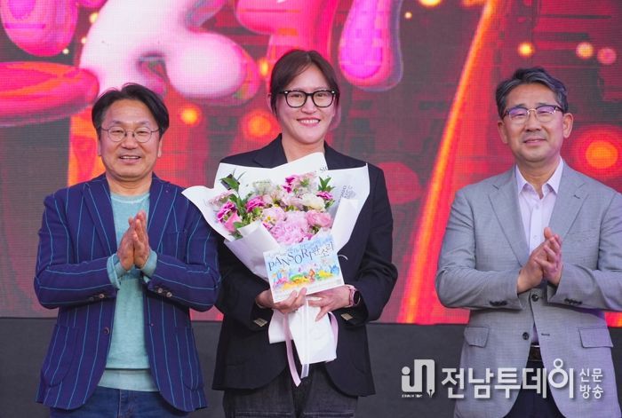 광주광역시, 제15회 광주비엔날레 입장권 판매 시작 제1호는 연예기획사 에스팀 김소연 대표
