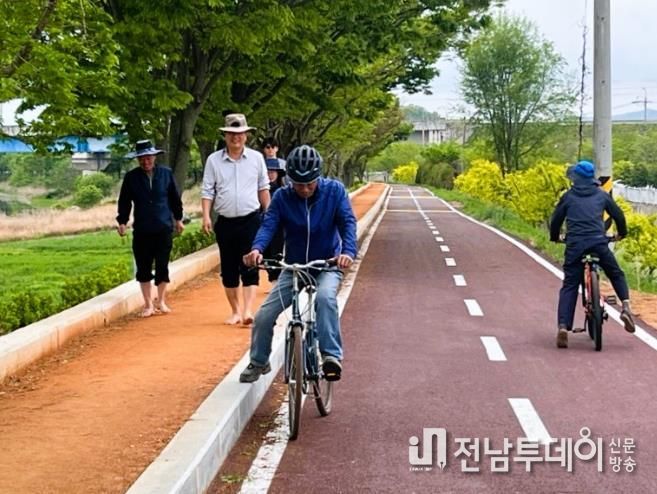 장성군이 황룡강변에 조성한 맨발걷기길. 자전거길도 정비했다