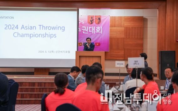 박홍률 목포시장이 제53회 전국종별육상경기 선수권대회, 2024 아시아육상투척 선수권 대회 선수단을 환영하고 있다.