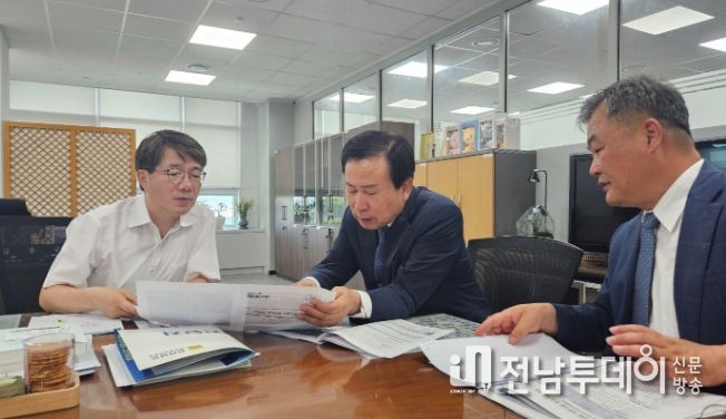 박홍률 목포시장이 기획재정부 김동일 예산실장을 만나 현안사업에 대한 국비 지원을 건의했다