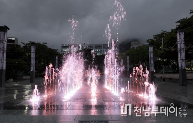 해남군 군민광장 음악분수 개통“환상적인 여름밤 펼쳐집니다”