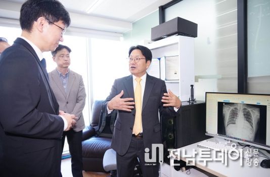 강기정 광주광역시장이 2일 오전 동구 광주AI창업캠프에서 열린 AI창업캠프 현장 간담회를 갖고 입주기업들과 광주 인공지능 산업 생태계 활성화를 위해 의견을 나누고 있다.