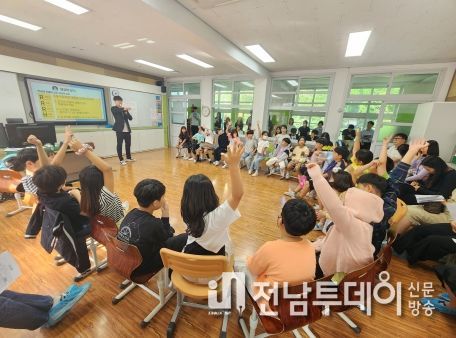 고중선 교사가 공개 수업을 진행하고 있다.