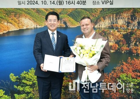 김영록 전라남도지사가 14일 접견실에서 영국 성악가 폴 포츠(Paul Potts)에게 전라남도 명예 홍보대사 위촉장을 수여하고 있다.