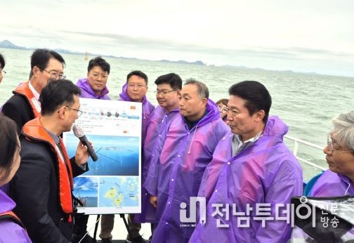 전남 신안군 자은도 북서쪽 공유수면 해상에 위치한 전남해상풍력 발전 사업 현장에서 사업 설명을 듣고 있다.