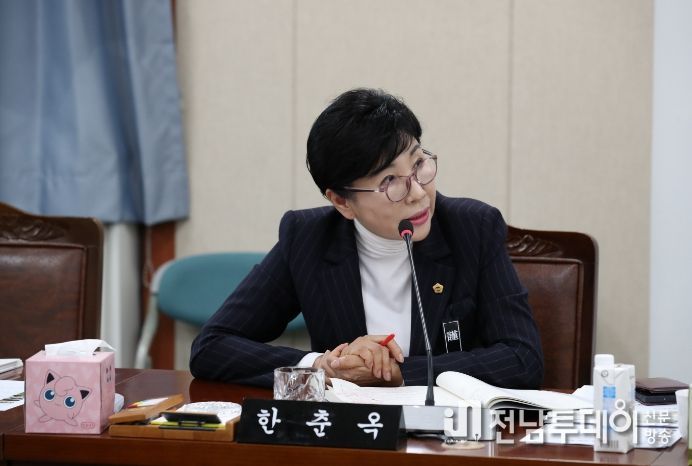 한춘옥 의원이 전략산업국 소관 행정사무감사에서 발언하고 있다.