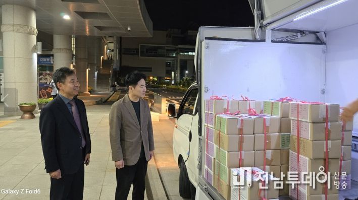 김대중 전남교육감이 수능 당일 밤, 전남교육청에 도착한 답안지를 점검하고 있다.