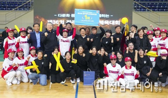 강기정 광주광역시장이 24일 오후 서구 빛고을체육관에서 열린 제36회 광주광역시민체육대회에 참석해 종합우승을 차지한 북구 선수단과 기념촬영을 하고 있다.