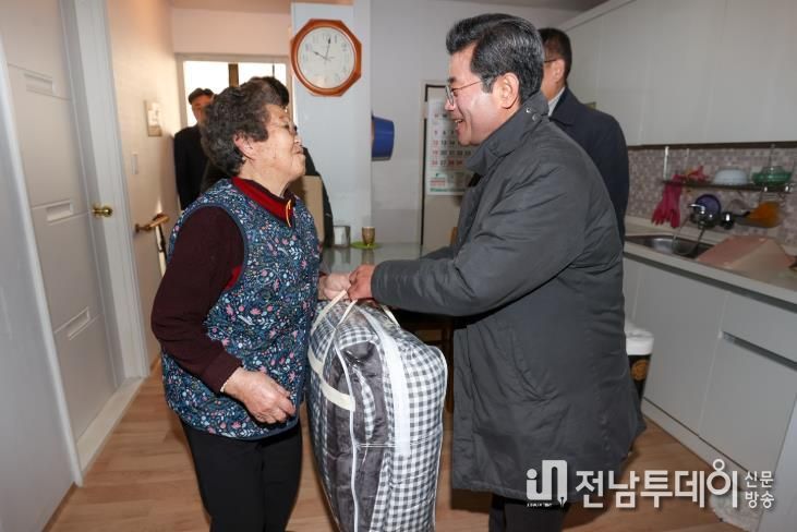 광양시, 아름다운 가게와 취약계층에 ‘아름다운 나눔 보따리’ 전달
