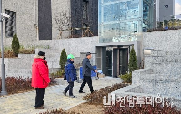 김병호 나주시 안전도시건설국장이 나주역자이리버파크 입주지원단 회의를 주재하고 있다.