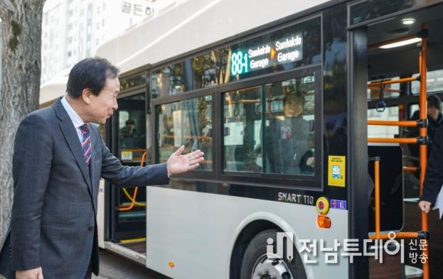 박홍률 목포시장이 공영버스에 탑승해 출근하고 있다.