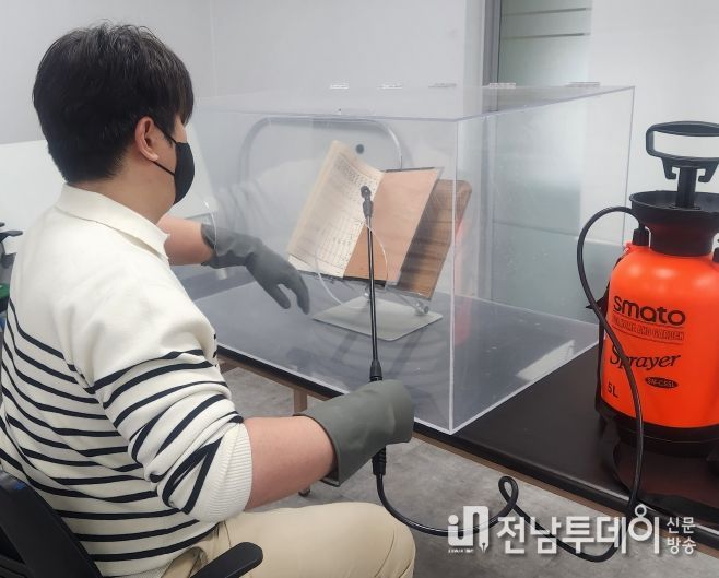 국기원이 오래된 품‧단증 발급대장 등 심사 기록물을 전산화함으로써 기록물 관리체계를 개선했다. 사진은 기록물의 탈산 처리 모습