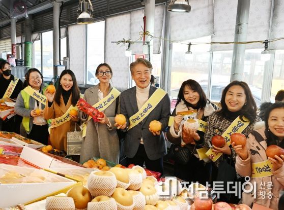 김이강 서구청장이 다문화가정과 함께 양동전통시장에서 명절 장보기 행사를 즐기고 있다.