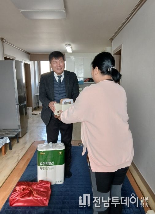 임창복 강진읍장이 한부모에게 선물을 전달한 모습