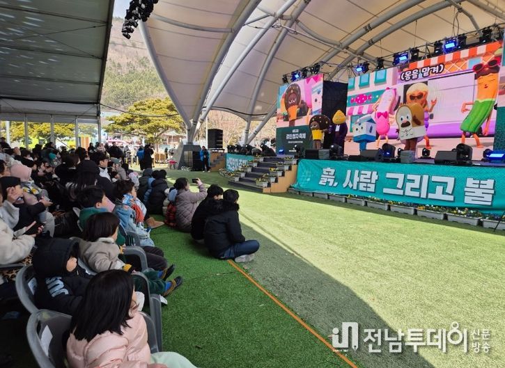 : 강진 청자축제장 주무대에서 ‘브레드이발소’ 싱어롱쇼가 열렸다