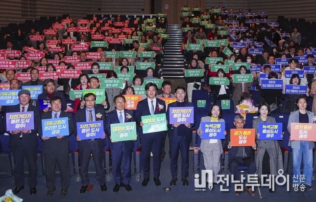 강기정 광주광역시장이 10일 오후 시청 대회의실에서 열린 ‘광주광역시 주민자치연합회 회장단 취임식’에 참석해 ‘대자보 실천 결의’ 퍼포먼스를 하고 있다.