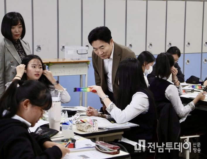 김대중 교육감이 부영여자고등학교 학생들의 수업을 참관하고 있다.