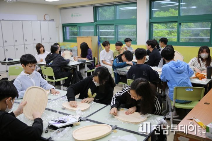 지난해 숭의중학교 1학년 3반 학생들이 청소년 진로체험프로그램 '목공예(쟁반 만들기) 수업'에 참여하고 있다/광주시교육청 제공