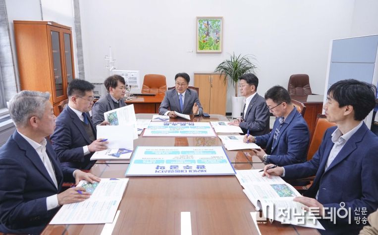 강기정 광주광역시장이 17일 오전 국회에서 16~17일 이틀간 '주간 여의도 집무실' 일정을 마친 뒤 긴급현장회의를 열어 광주시 부시장, 실국장과 대응 상황을 점검하고 있다. /광주광역시 제공