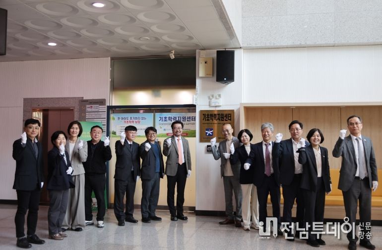 광주시교육청이 29일 광주교육대학교에서 최승복 부교육감, 허승준 광주교대 총장 등이 참석한 가운데, ‘기초학력지원센터’ 개소식을 개최했다. 앞으로 이곳을 통해 ▲광주 학생들의 다양한 학습 수준을 반영한 맞춤형 기초학력 정책 연구 ▲교원의 기초학력 지도 역량 강화를 위한 학습지원 교육 연수 ▲기초학력전담교사를 대상으로 네트워크 및 연수 ▲대학생 보조 강사제 운영 등 사업을 추진할 예정이다.